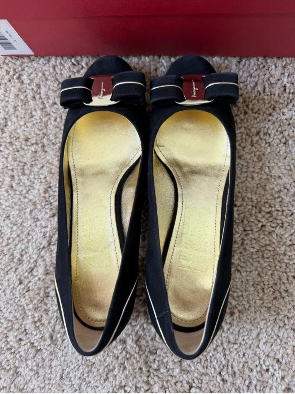 ✨Special Edition✨Salvatore Ferragamo Black Suede Vara Bow Pumps